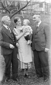 Familie Franz Dempewolff, 1937: Lehrer Franz Dempewolff, seit 1936 im Ruhestand, mit Sohn Franz jr., Schwiegertochter Gertrud (geb. Schneidermann) und Enkelsohn Franz August