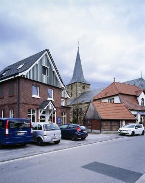 Dorsten-Rhade mit katholischer St. Urbanus-Kirche, Urbanusring, 2013. Historische Vergleichsaufnahme von 1917 siehe Bild 08_350.