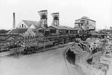 Zeche Rheinelbe, Grubenholzlager und Zechenbahn, Zechengründung 1855, stillgelegt 1928, Aufnahme um 1920?