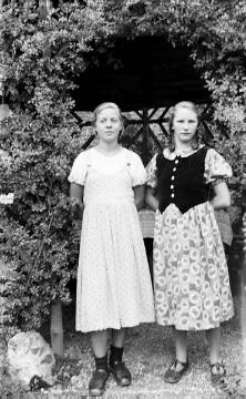Familie Franz Dempewolff, August 1935: Tochter Maria-Elisabeth (rechts) im Garten von Haus Schneidermann in Brilon - kurz vor der Hochzeit ihres Bruders Franz jr. mit Gertrud Schneidermann