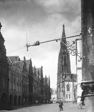 Sendschwert am Rathaus, Symbol städt. Marktrechts, mit Blick auf Prinzipalmarkt und Lamberti-Kirche