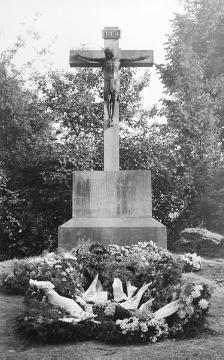 Wormbach, 22. Juni 1937: Bestattung Pastor Boeckeler, Pfarrer in Wormbach ab 1914, auf dem Kirchfriedhof von St. Peter und Paul