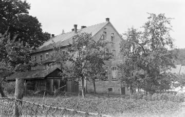 Dorfschule Wormbach im September 1934,  von 1901 bis 1936 Dienstort des Lehrers Franz Dempewolff mit Lehrerwohnung im Dachgeschoss