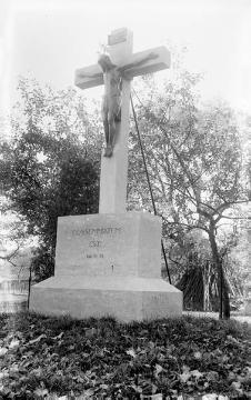 Wormbach, Postamentkruzifix auf dem Kirchfriedhof St. Peter und Paul, 1929