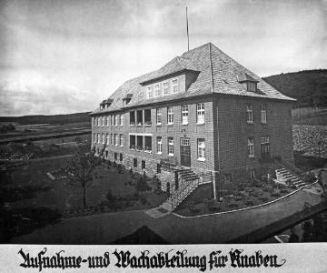 St. Johannes-Stift Marsberg, um 1928: Aufnahme- und Wachabteilung für Knaben. Provinzial-Heilanstalt für Kinder- und Jugendpsychiatrie, errichtet um 1911. Undatiert.