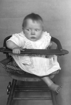 Familie Franz Dempewolff, Wormbach: Tochter Maria-Elisabeth im März 1920, geboren am 12. Juli 1919, neuntes und jüngstes Kind der Familie