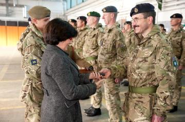 Ehrungskultur in der britischen Armee - Princess Royal-Kaserne, Gütersloh: Bürgermeisterin Maria Unger bei der Ordensverleihung an verdiente Soldaten nach einem Kriegseinsatz in Afghanistan
