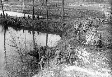 Kriegsschauplatz Frankreich 1917: Deutsche Soldaten beim Bau von Drahthindernissen am Crozat-Kanal (Canal de Saint-Quentin), Oise-Gebiet