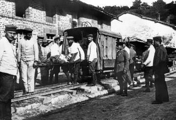 Kriegsschauplatz Argonnen/Frankreich um 1916: Transport eines verwundeten deutschen Soldaten mit der Feldbahn