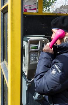 Telefonieren in einem alten Telefonhäuschen vom Typ TelH90S aus den Zeiten der Deutschen Bundespost, Stiftsstraße, Legden-Asbeck