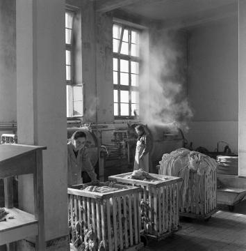 Provinzial-Heilanstalt Lengerich, 1950 - Beschäftigungstherapie: Patientinnen beim Arbeitsdienst in der Wäscherei.