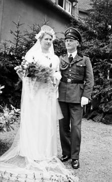 Familie Franz Dempewolff, April 1936: Hochzeit des Sohnes Fritz mit Marianne Pohlmann - rechts: die Eltern Johanna und Franz Dempewolff, Bad Iburg