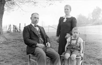 Familie Franz Dempewolff, Wormbach, Juni 1941: Tochter Emma mit Ehemann Johannes Vogt und Sohn Gregor