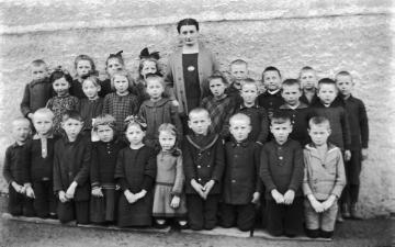 Schule Wormbach, Januar 1926 - Klassenporträt mit Lehrerin Fräulein Rieke und Maria-Elisabeth Dempewolff (erste Reihe, Mitte), jüngste Tochter des Wormbacher Lehrers Franz Dempewolff