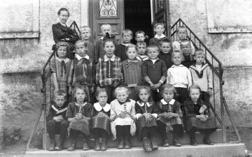 Schule Wormbach,  Juli 1927 - Unterklasse mit Lehrerin Kalisch und Maria-Elisabeth Dempewolff (erste Reihe, rechts), jüngste Tochter des Wormbacher Lehrers Franz Dempewolff