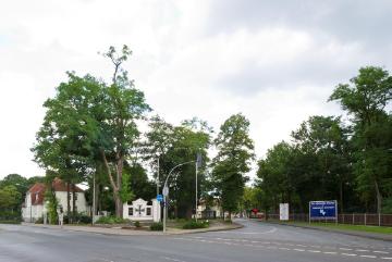 Britische Armeestandorte in Westfalen: Paderborn-Sennelager, Normandy-Kaserne - Einfahrtsbereich mit Gedenkstein zu Ehren der Toten beider Weltkriege