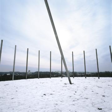 Sonnenuhr aus 24 Stahlsäulen - Installation von Jan Bormann auf der rekultivierten Bergehalde der 1967 stillgelegten Zeche Graf Schwerin in Castrop-Rauxel, mit 133 Metern die höchste Ergebung der Stadt.