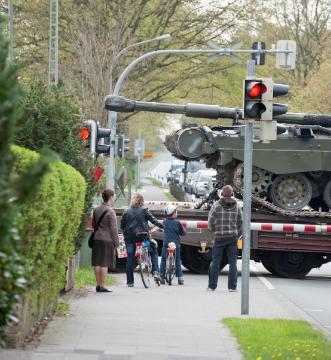 Die britische Armee in Paderborn: Panzerbeladener Güterzug auf der Fahrt vom Verladebahnhof Sennelager zu einem Manöver nach Süddeutschland
