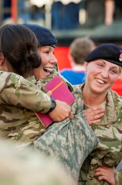 Rückkehr aus dem Kriegseinsatz - York-Kaserne, Münster: Britische Soldatinnen des 1st Medical Regiments bei der Heimkehr aus einem sechsmonatigen Einsatz im Afghanistan-Krieg