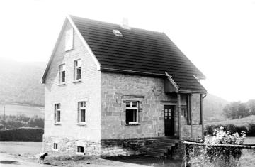 Netphen-Herzhausen - Lehrerwohnhaus Wilhelm Schneider nahe der ev. Schule, Oktober 1927