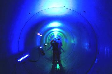 Emschertunnel unter dem Rhein-Herne-Kanal in Gelsenkirchen - illuminiert zur "ExtraSchicht - Nacht der Industriekultur" 2013: Tunnelabschnitt von 350 Länge am Stadthafen, erbaut von der Emschergenossenschaft als Teil eines neuen unterirdischen Abwasserkanals, nach Fertigstellung 51 km Länge