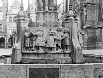 Das Relief des Lamberti-Brunnens (errichtet 1909, Entwurf von Heinrich Bäumer), Lamberti-Kirchplatz