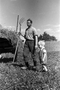 Polnischer Kriegsgefangener bei der Feldarbeit. Raesfeld, um 1940.