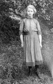 Familie Franz Dempewolff, Wormbach: Tochter Emma 1918 - die Zweitälteste von neun Kindern