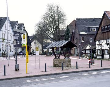 Recklinghausen-Suderwich, Ortszentrum: Ehemaliger Dorfplatz mit Dorfbrunnen und Bushaltestelle "Am Alten Kirchplatz"