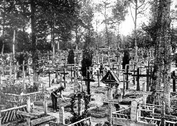 Kriegsschauplatz Argonnen/Frankreich um 1916: Deutscher Soldatenfriedhof in der Nähe des Schlachtfeldes [vermutet, Standort nicht überliefert]