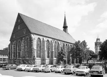 Ev. Apostel-Kirche, Längsansicht mit Parkplatz: Gotische Hallenkirche, erbaut um 1280, erweitert 1654, ehem. Minoritenkirche St. Katharina (Neubrückenstraße)