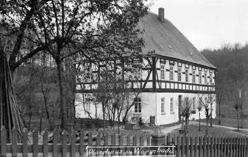 Pastorat Wormbach 1913, Blick von Westen. Fachwerkwohnhaus, erbaut 1717-1718 am südlichen Ortsrand, eines der ältesten Pfarrhäuser im Sauerland, renoviert 1961/62, später Baudenkmal, zugehöriges Wirtschaftsgebäude abgerissen 1979