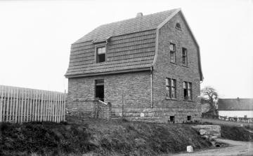 Arnsberg-Wennigloh, Haus von Lehrer i. R. Schlüter, 1927 - Elternhaus von Elisabeth Schlüter, ab 1927 Lehrerin an der Dorfschule Schmallenberg-Wormach