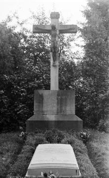 Wormbach, 10. September 1938: Grabstätte Pastor Boeckelers, Pfarrer in Wormbach 1914-1937, auf dem Kirchfriedhof von St. Peter und Paul