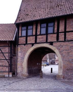 Legden-Asbeck, Ortszentrum: Die "Hunnenporte", Stiftsstraße (Bj. 1630) - Torhaus von Stift Asbeck, gegründet im 12. Jh. als Prämenstratenserkloster, 1523 bis zur Säkularisation 1805 freiweltliches Damenstift