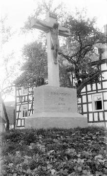 Wormbach, Postamentkruzifix auf dem Kirchfriedhof St. Peter und Paul, 1929