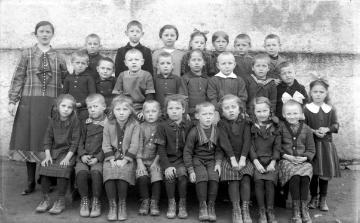 Schule Wormbach, April 1927 - Unterklasse mit Lehrerin Schlüter und Maria-Elisabeth Dempewolff (erste Reihe rechts), jüngste Tochter des Wormbacher Lehrers Franz Dempewolff 