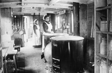 Erster Weltkrieg: Krankenschwestern im Küchenwagen eines Lazarettzuges
