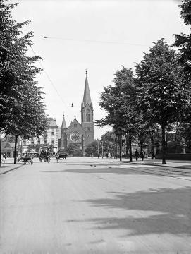 Der Servatiiplatz mit Blick zur Erlöser-Kirche (erbaut 1898-1900) und Hotel Monopol