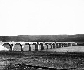 Körbecker Brücke über den Möhnesee, Aufnahme nach Flutung der 1912/13 fertiggestellten Talsperre, undatiert, um 1913?