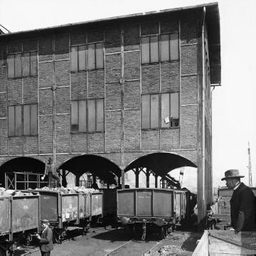 Zeche Hedwigs Wunsch, Werksbahnhof: Kohlebeladene Eisenbahnwaggons an der Verladestation. Undatiert, um 1910?