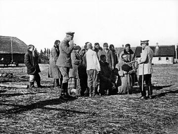 Kriegsschauplatz Polen um 1916: Polnische Bauern bitten deutsche Soldaten um Entlassung aus der Zwangsarbeit