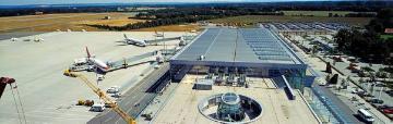 Flughafen Münster/Osnabrück: Dachansicht des Terminals mit Blick auf Vorplatz und Rollfeld
