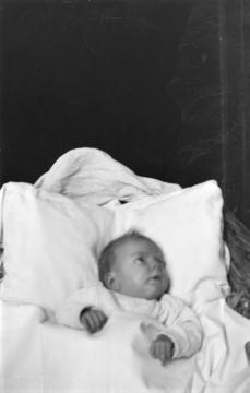 Familie Franz Dempewolff, Wormbach: Baby Maria-Elisabeth im Alter von sechs Wochen, das jüngste von neun Kindern, geboren am 12. Juli 1919