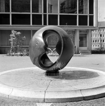 Der Fischkugel-Brunnen von Joachim Berthold (1962) auf dem St. Petri-Kirchplatz