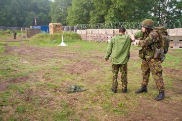 Militärübung der britischen Armee: Sichern eines Feldlagers und Gefangennahme eines Angreifers - Princess Royal-Kaserne, Gütersloh
