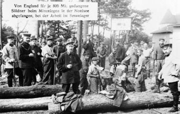 Erster Weltkrieg, 1914: Als "Söldner" titulierte britische Soldaten bei der Arbeit im Kriegsgefangenenlager Paderborn-Sennelager. Antibritische Propaganda-Postkarte