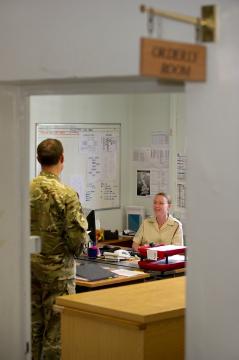 Gesichter der britischen Armee in Westfalen: Sergeant Helen Rush, Staff Support Assistant im Verwaltungsstab der Princess Royal-Kaserne, Gütersloh, und zuständig für Disziplinarverfahren - hier bei einem Gespräch im "Orderly Room" 