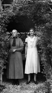 Familie Franz Dempewolff, August 1935: Ehefrau Johanna Maria Dempewolff mit Gertrud Schneidermann, Verlobte ihres Sohnes Franz jr., im Garten von Haus Schneidermann in Brilon
