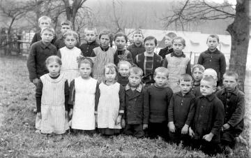 Schule Wormbach, Februar 1924 - Unterklasse mit Maria-Elisabeth Dempewolff (erste Reihe, 3. v. l.), jüngste Tochter des Wormbacher Lehrers Franz Dempewolff